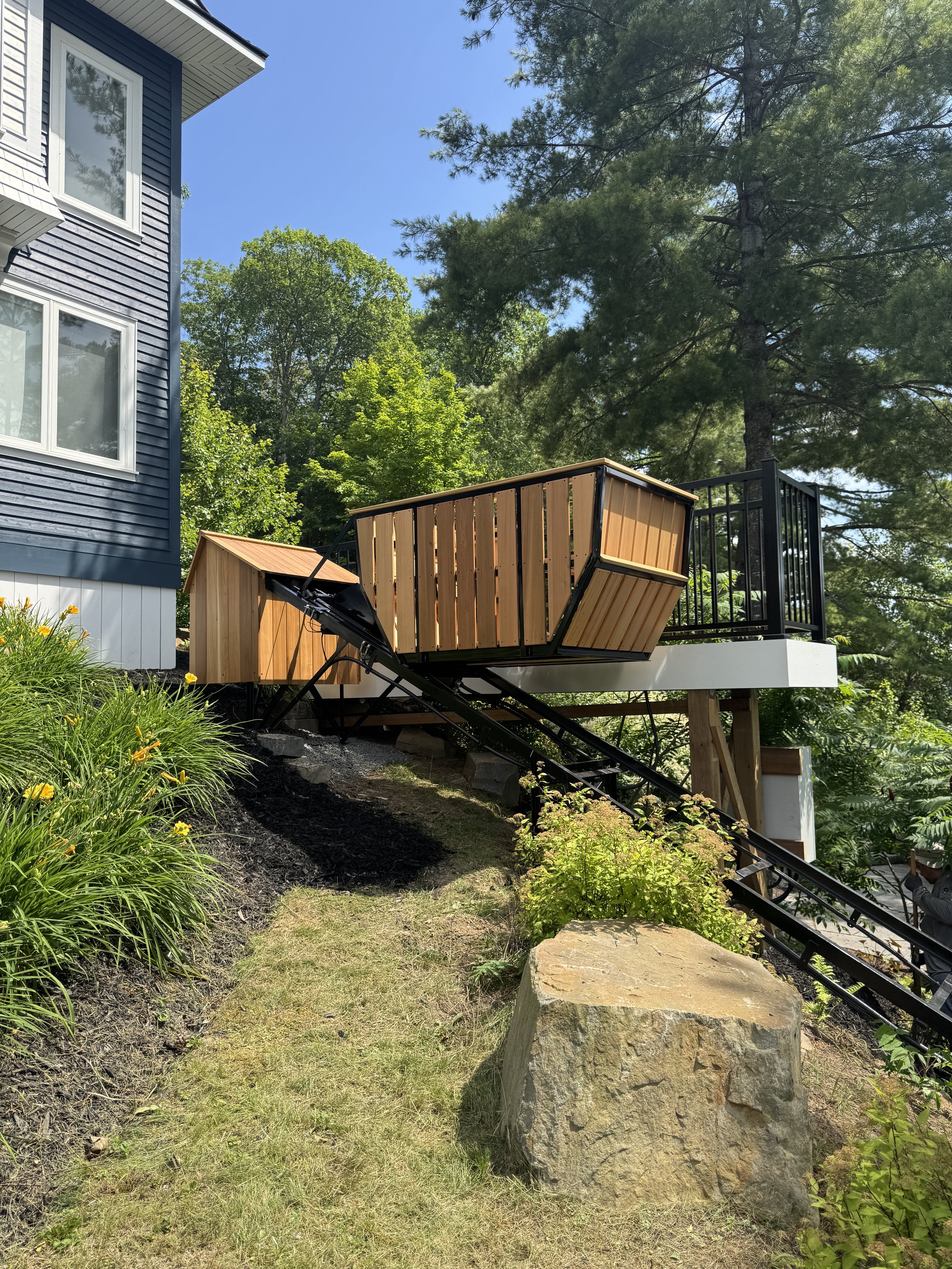 To ensure a smooth, level transition from the lift to the front walkway, an access platform was added at the upper station. In collaboration with Lovegrove Construction, the platform was designed to integrate with the lift and the surrounding architecture.